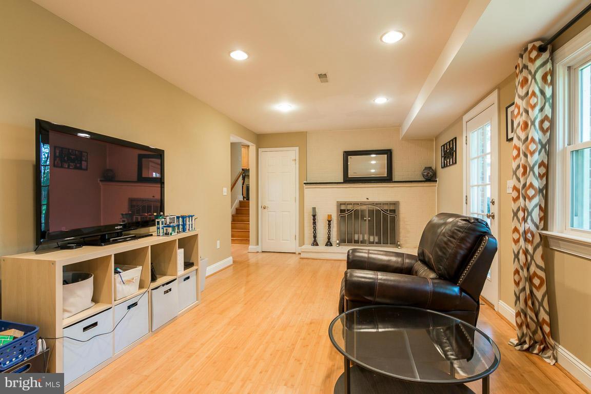 6807 Mountaindale Road Frederick, MD 21702 - Photo 21 of 30 Living Room