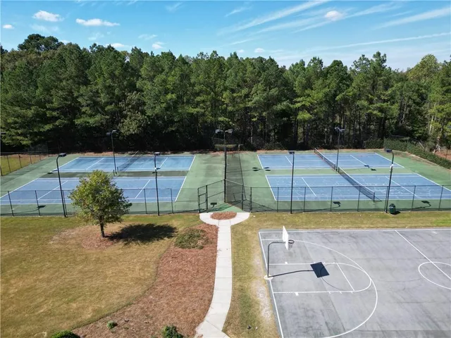 a view of a backyard