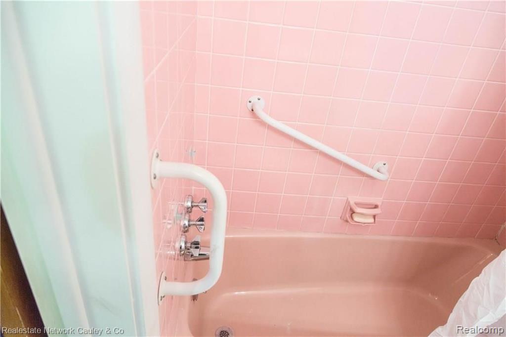21520 Kelly Road, Unit 103 Eastpointe, MI 48021 - Photo 17 of 19