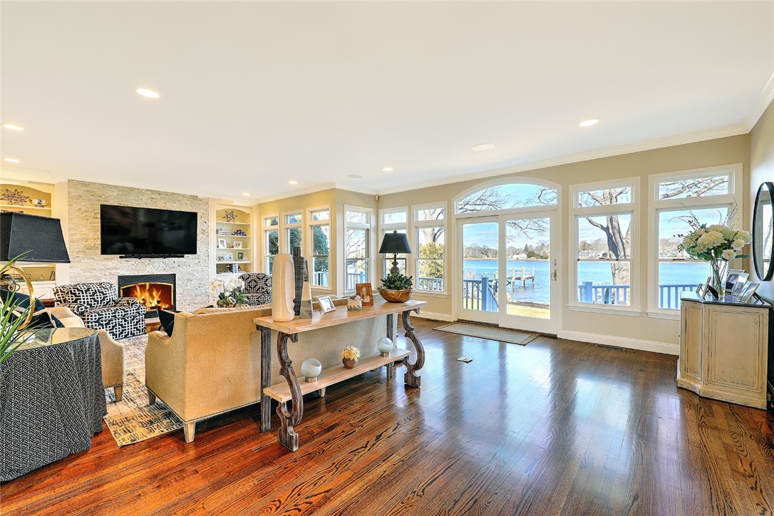 35 Riverside Drive Barrington, RI 02806 - Photo 10 of 44 Family room, gas fireplace