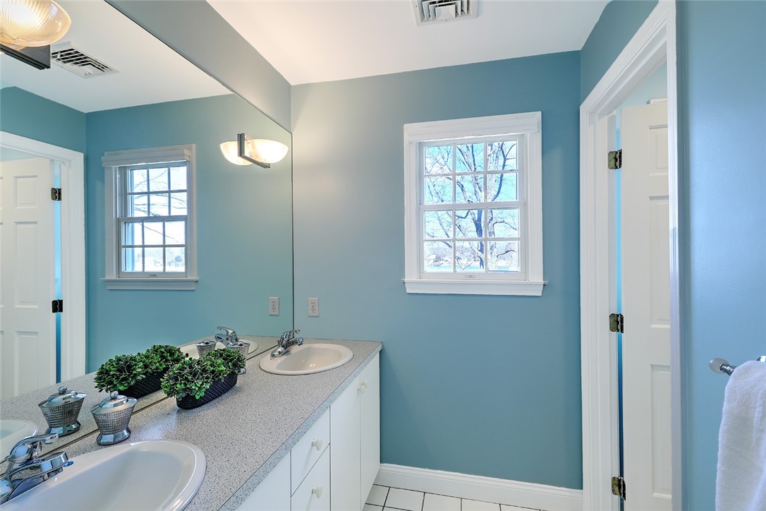 35 Riverside Drive Barrington, RI 02806 - Photo 34 of 44 Guest bath