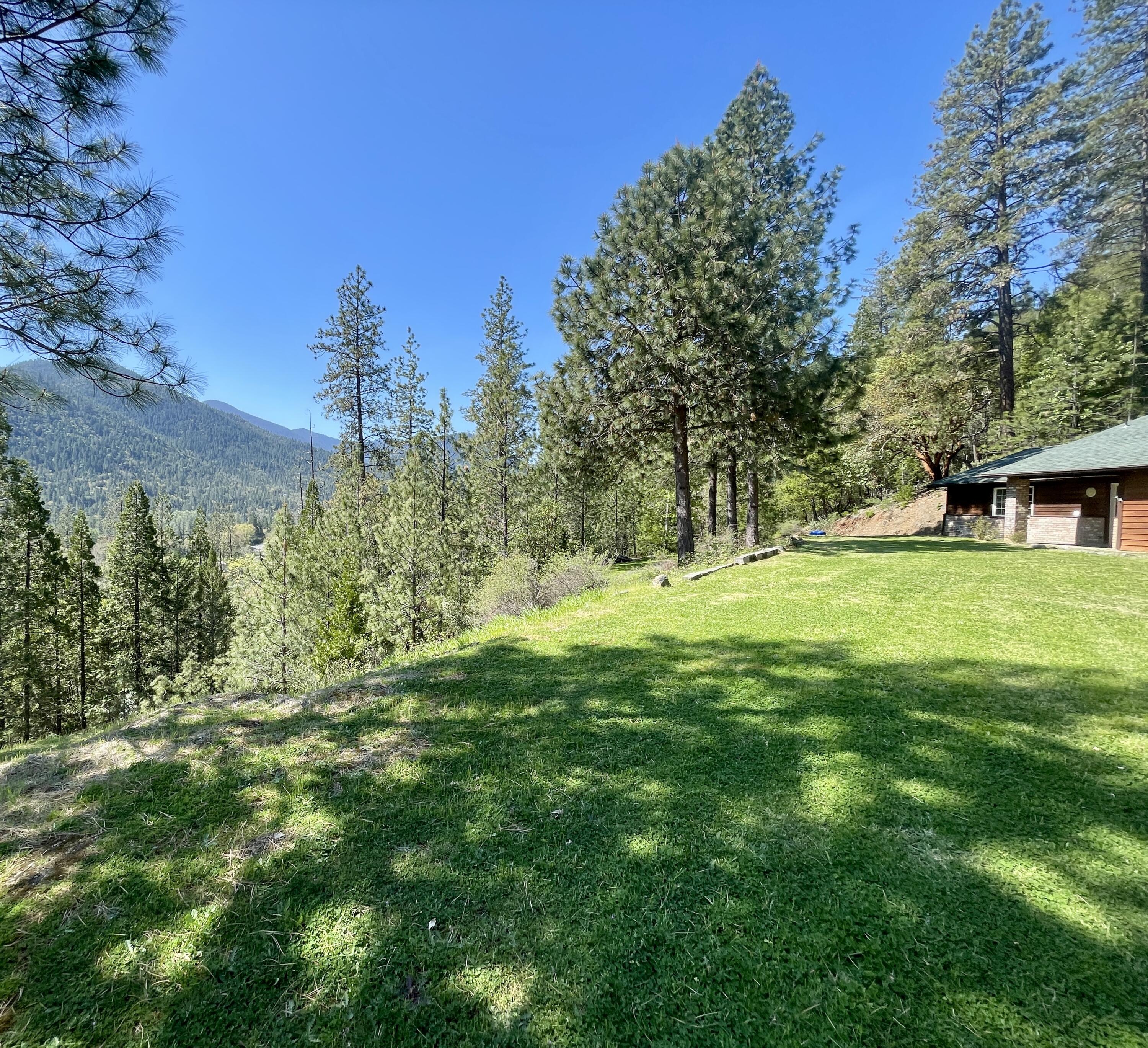 978 Fish Hatchery Road Grants Pass, OR 97527 - Photo 5 of 38 Lawn view right