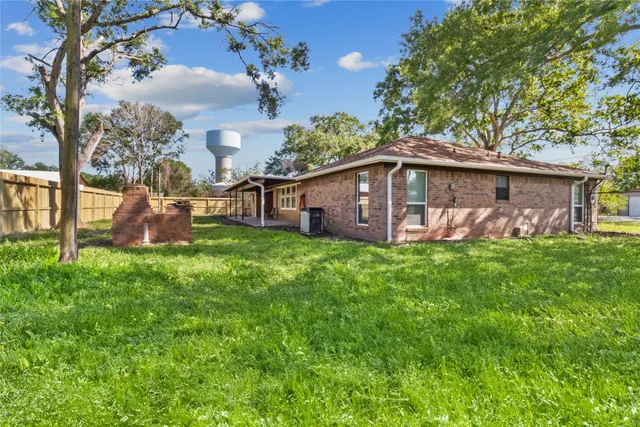 a view of a house with backyard and garden