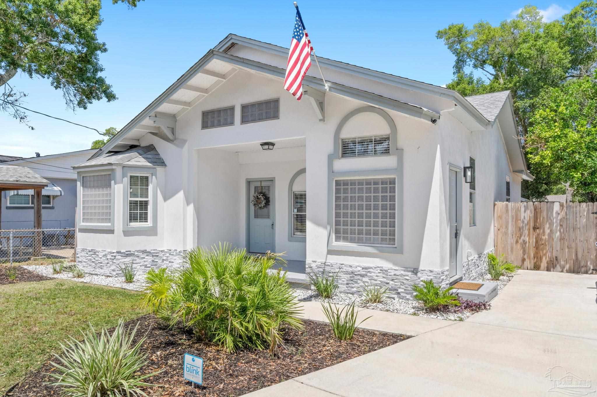 306 South N Street Pensacola, FL 32502 - Photo 12 of 37 a front view of a house with a garden