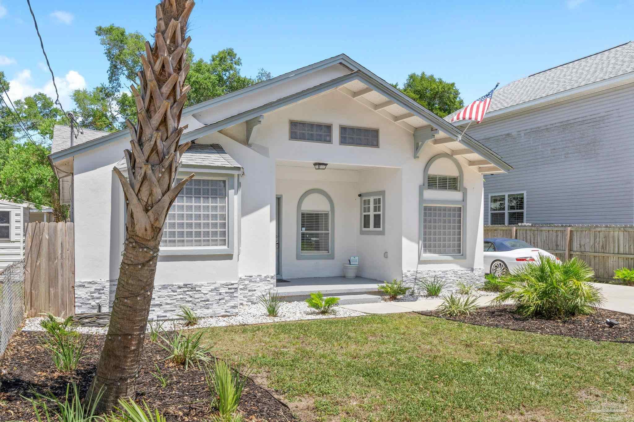 306 South N Street Pensacola, FL 32502 - Photo 13 of 37 a front view of a house with garden