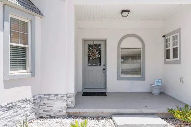 a view of livingroom with furniture