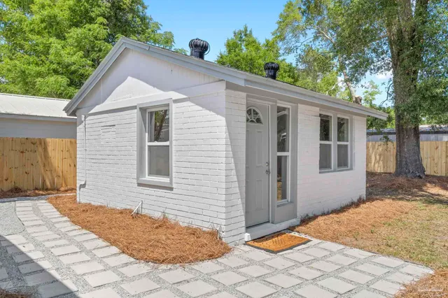 a view of backyard of the house