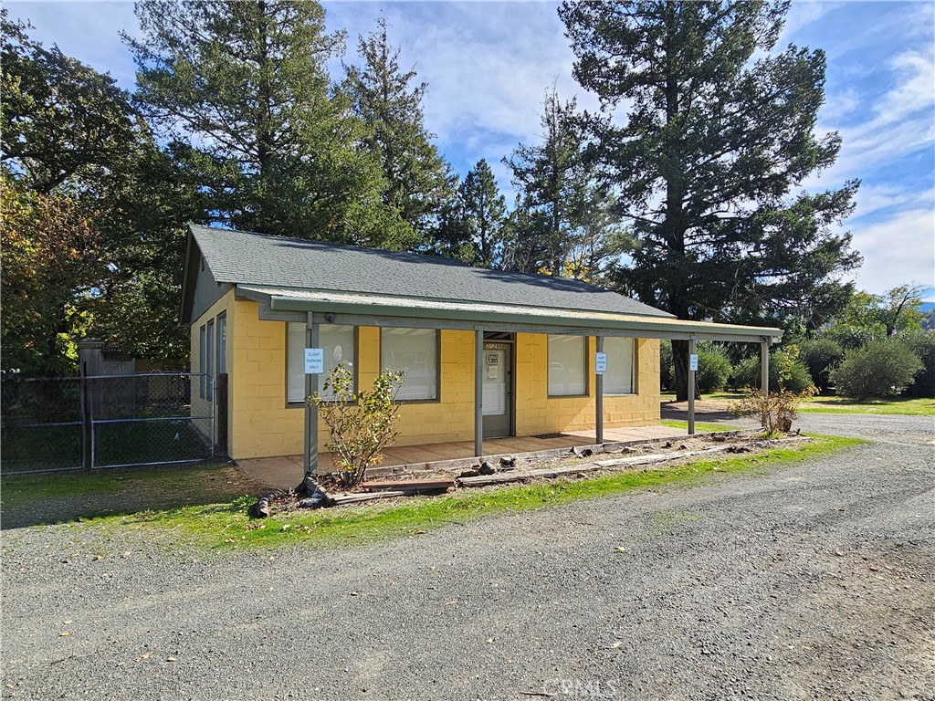 21298 Calistoga Road Middletown, CA 95461 - Photo 17 of 20 a backyard of a house with garden and trees