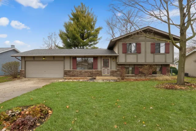 $279,900 | 5002 West Dartmoor Drive, McHenry, IL 60050
