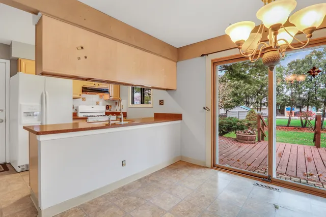 $279,900 | 5002 West Dartmoor Drive, McHenry, IL 60050