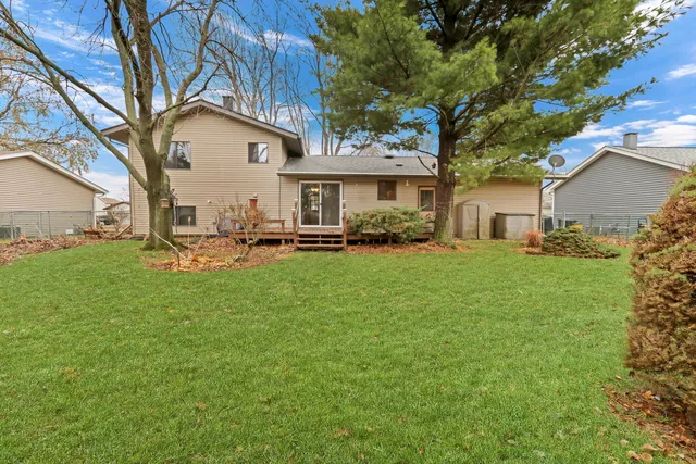 $279,900 | 5002 West Dartmoor Drive, McHenry, IL 60050