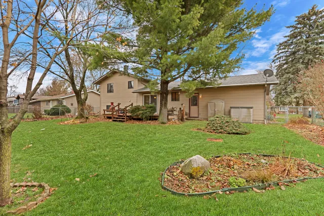 $279,900 | 5002 West Dartmoor Drive, McHenry, IL 60050