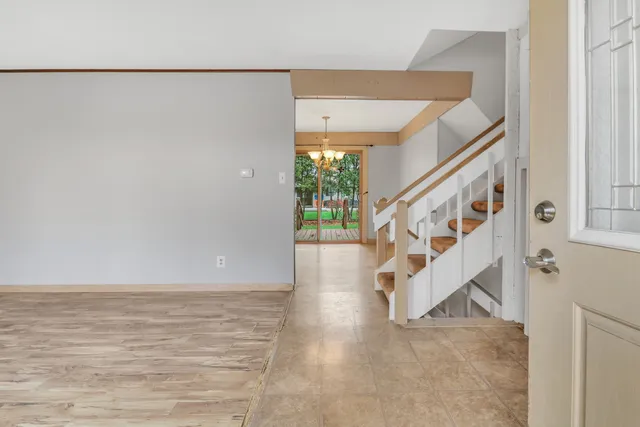 $279,900 | 5002 West Dartmoor Drive, McHenry, IL 60050