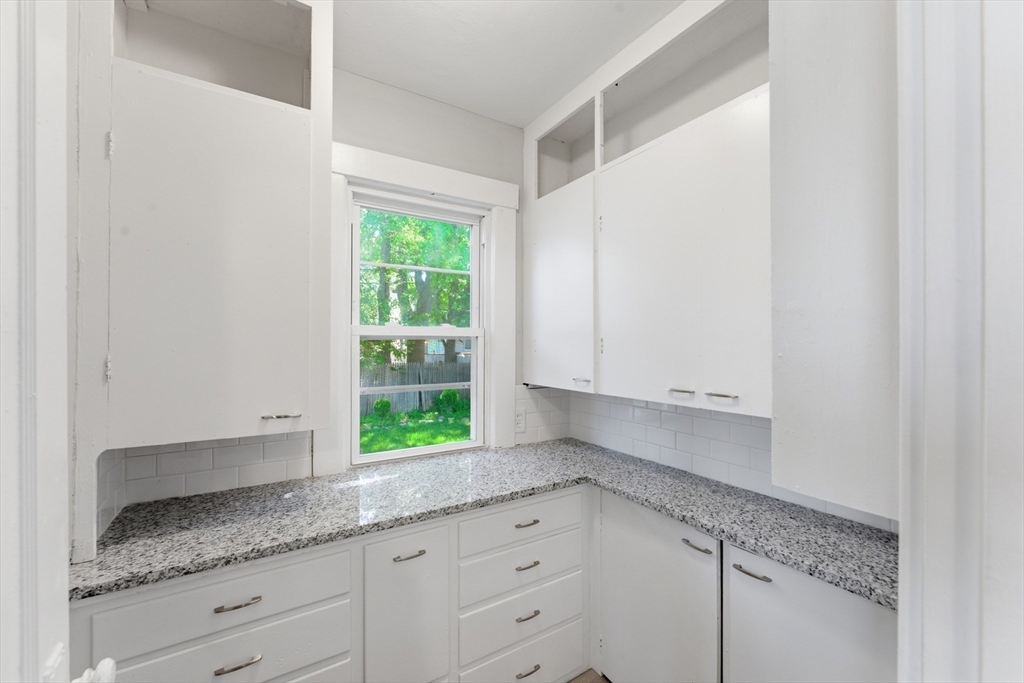 47 Thorndyke Street Springfield, MA 01118 - Photo 11 of 42