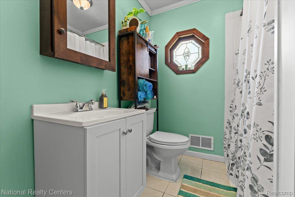 1050 West Kurtz Avenue Flint, MI 48505 - Photo 12 of 25 Bathroom