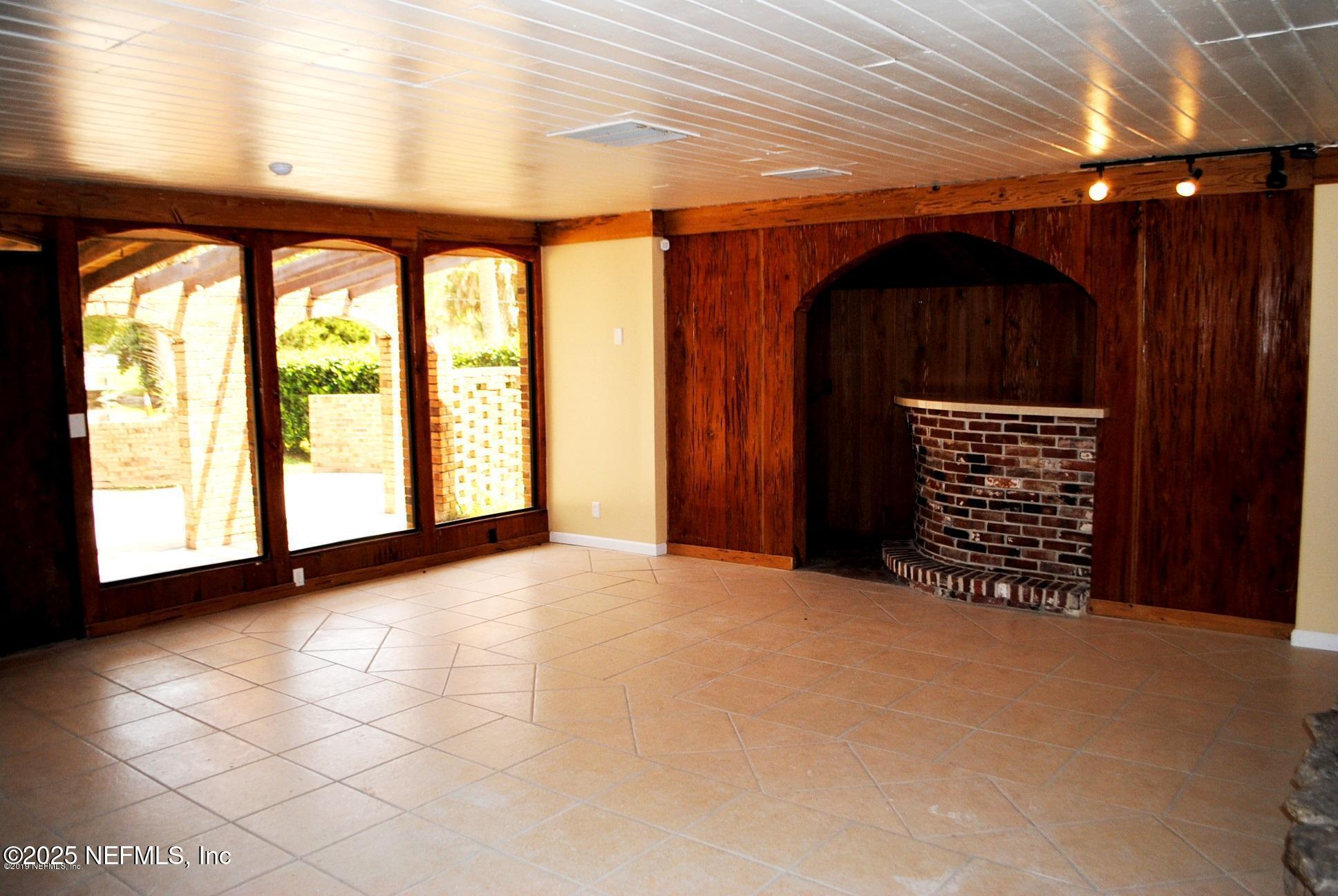 3436 Palm Island Road Jacksonville, FL 32250 - Photo 9 of 26 Family room