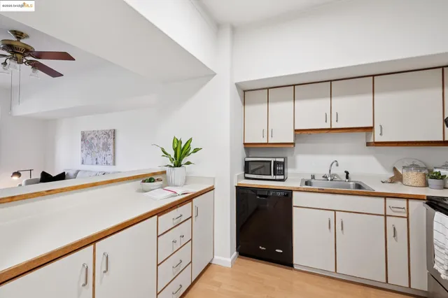 $398,000 | 6363 Christie Avenue, Unit 312, Emeryville, CA 94608