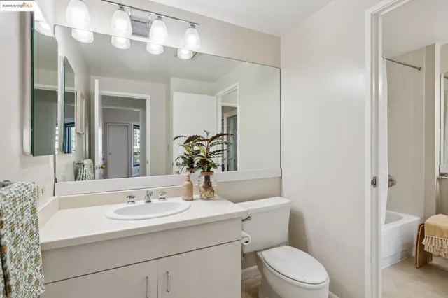 $398,000 | 6363 Christie Avenue, Unit 312, Emeryville, CA 94608