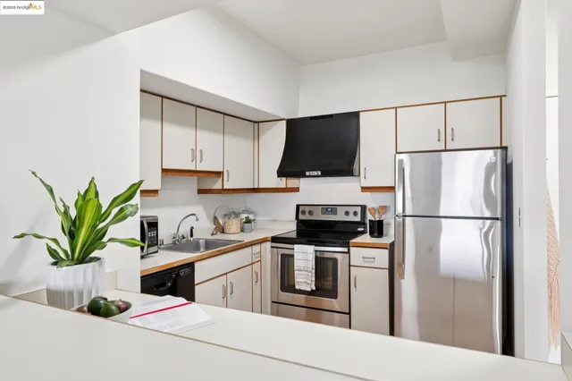 $398,000 | 6363 Christie Avenue, Unit 312, Emeryville, CA 94608
