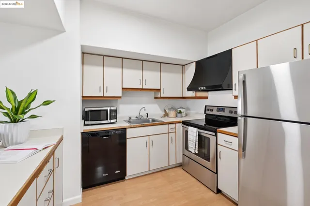 $398,000 | 6363 Christie Avenue, Unit 312, Emeryville, CA 94608