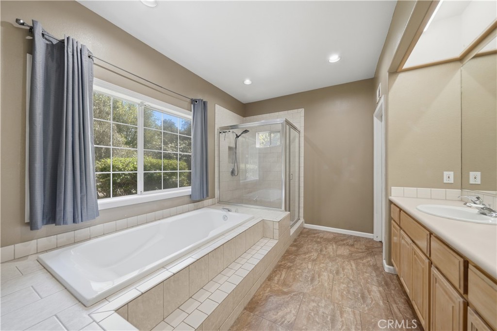 32245 Refa Street Wildomar, CA 92595 - Photo 28 of 69 a bathroom with a bathtub and a sink