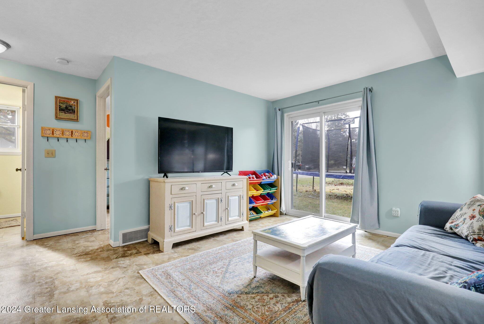 3044 Scarborough Road Lansing, MI 48910 - Photo 23 of 28 22-web-or-mls-Open Ended Media-22