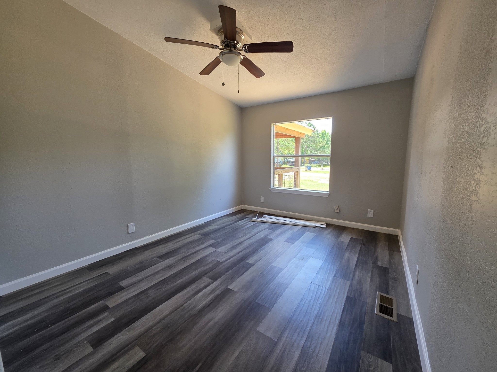 12121 Old County Road Willis, TX 77378 - Photo 14 of 16 Secondary bedroom