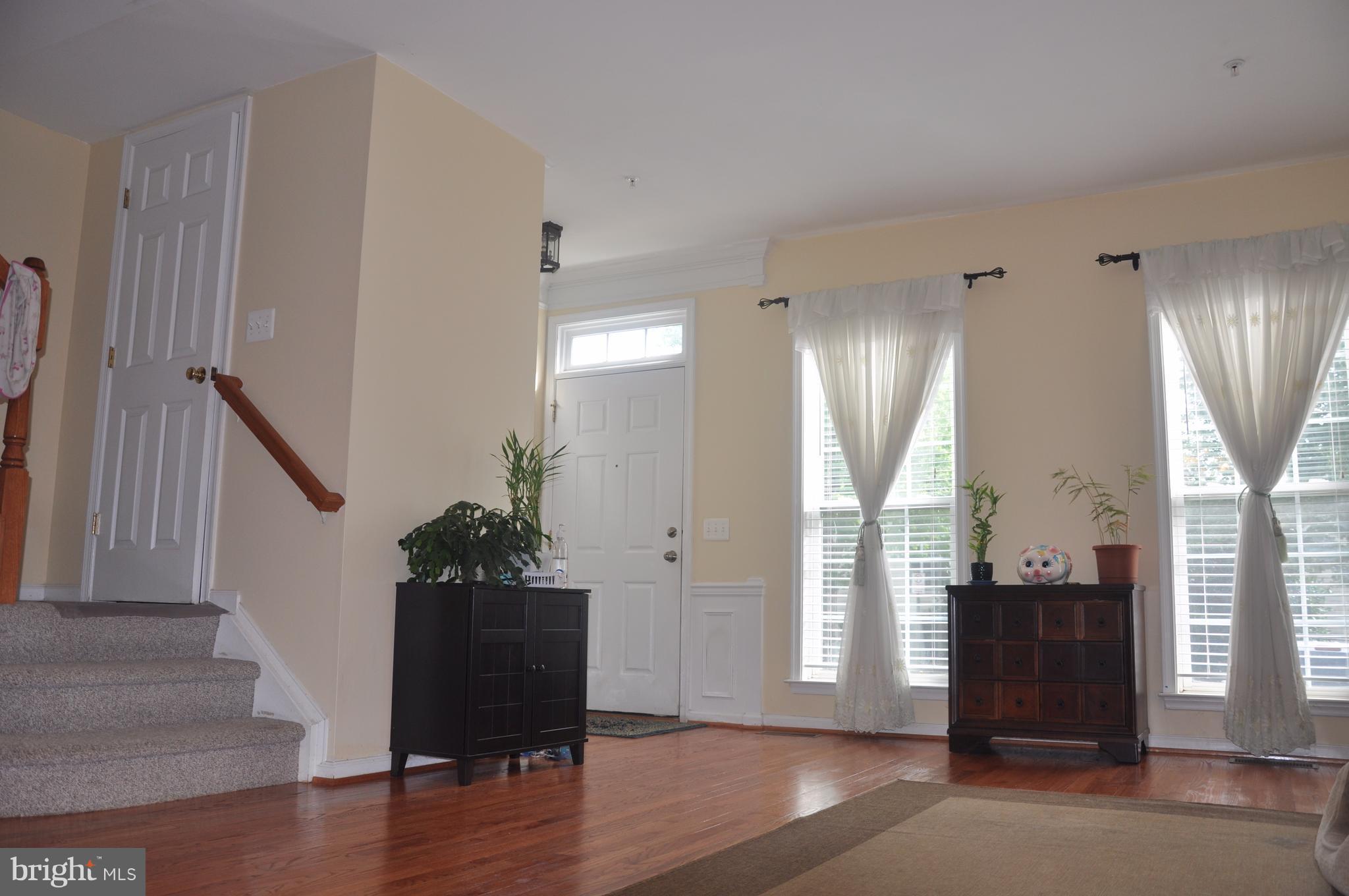 13909 Lullaby Road Germantown, MD 20874 - Photo 4 of 25 Living Room