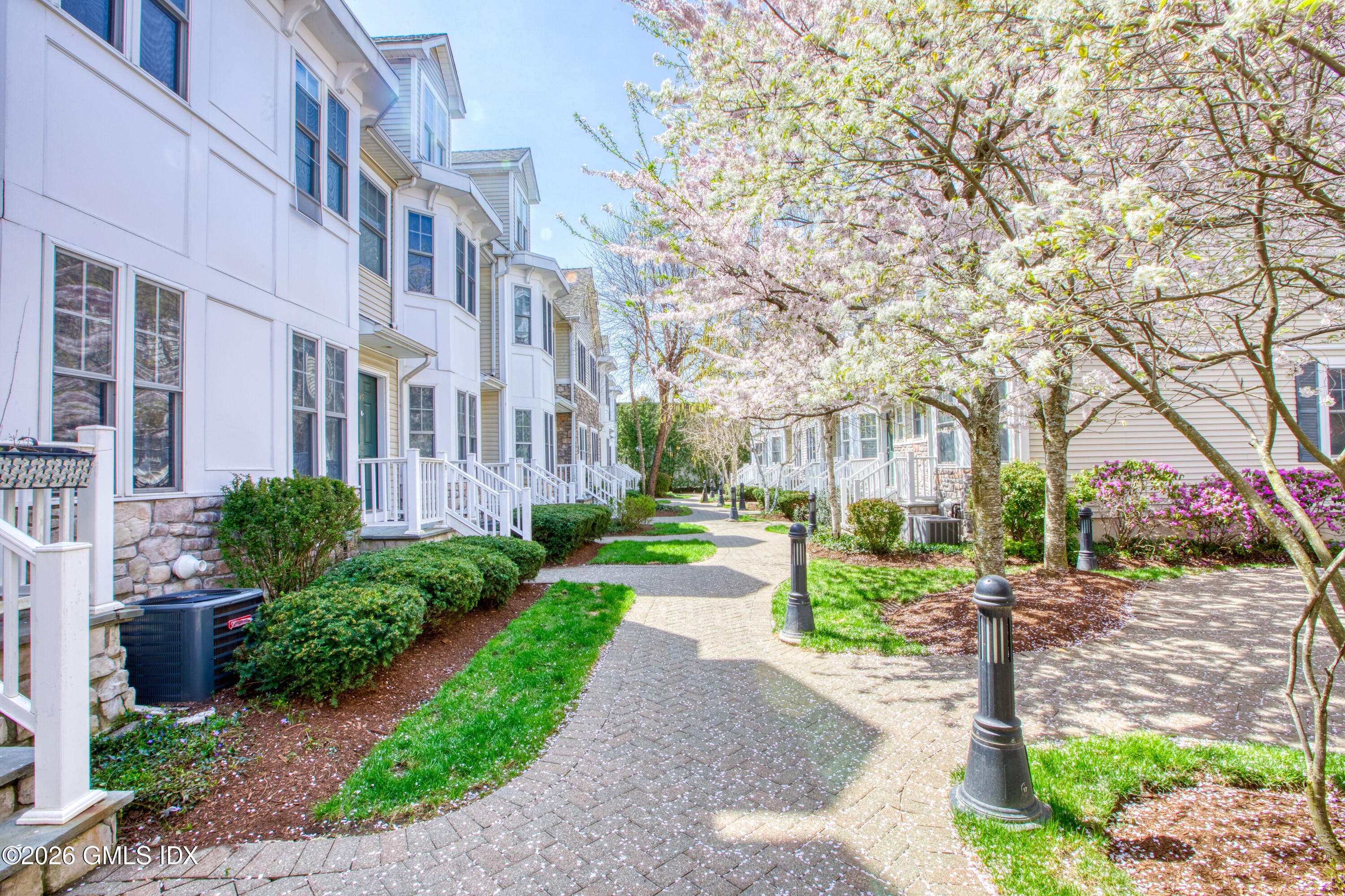 39 Maple Tree Avenue, Unit 40 Stamford, CT 06906 - Photo 2 of 22 39 Maple tree walkway