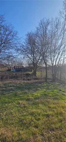 a view of a yard with a house