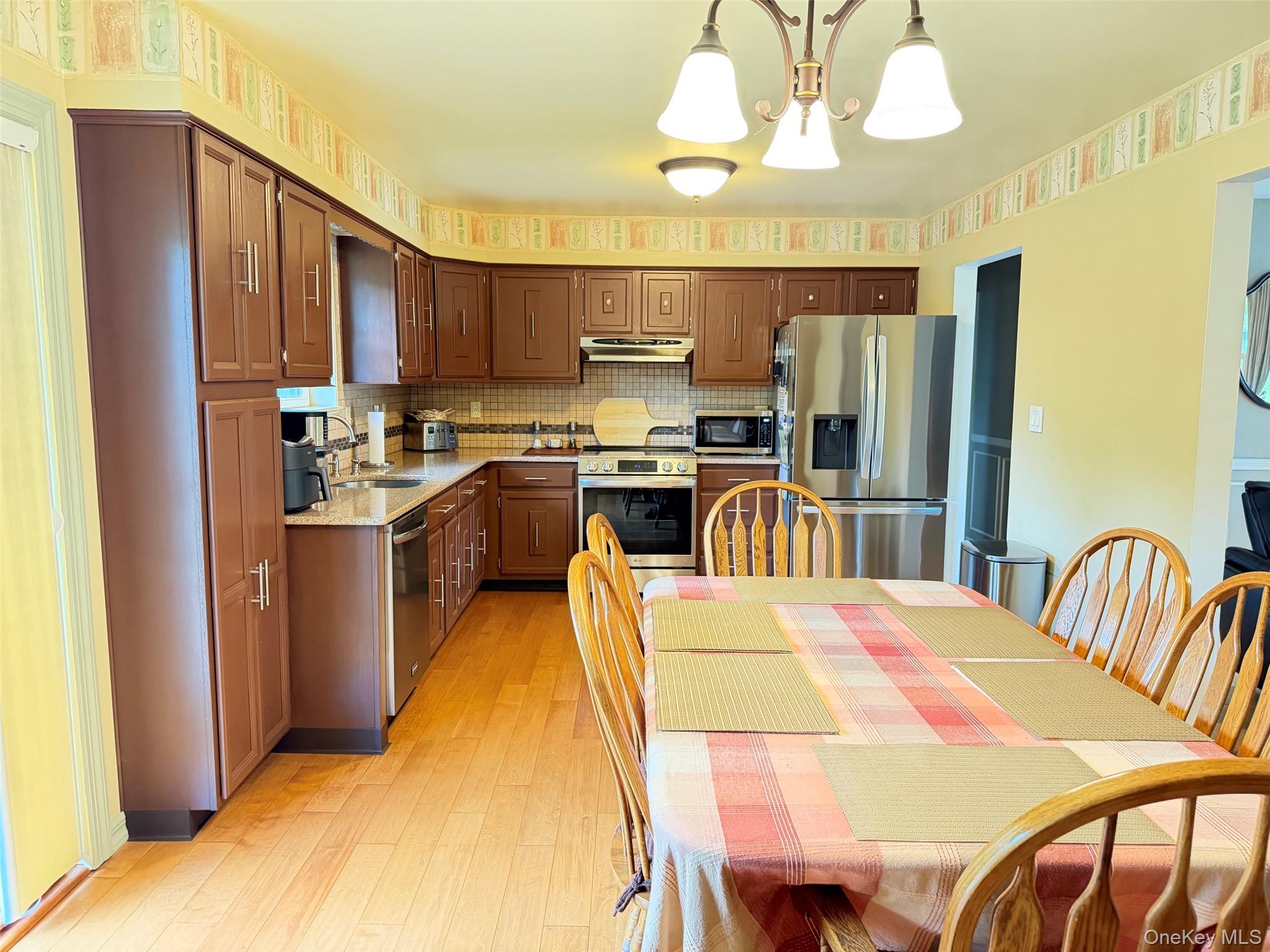147 Hounslow Road Shirley, NY 11967 - Photo 7 of 31