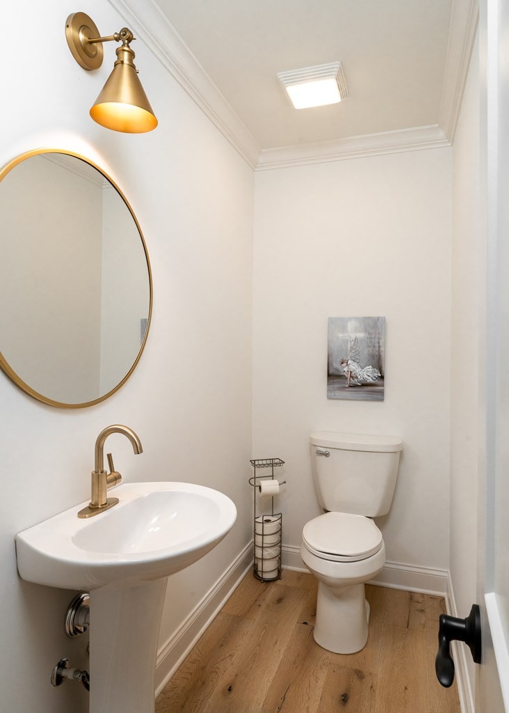 504 McCulley Road Cookeville, TN 38506 - Photo 47 of 70 a bathroom with a toilet sink and mirror