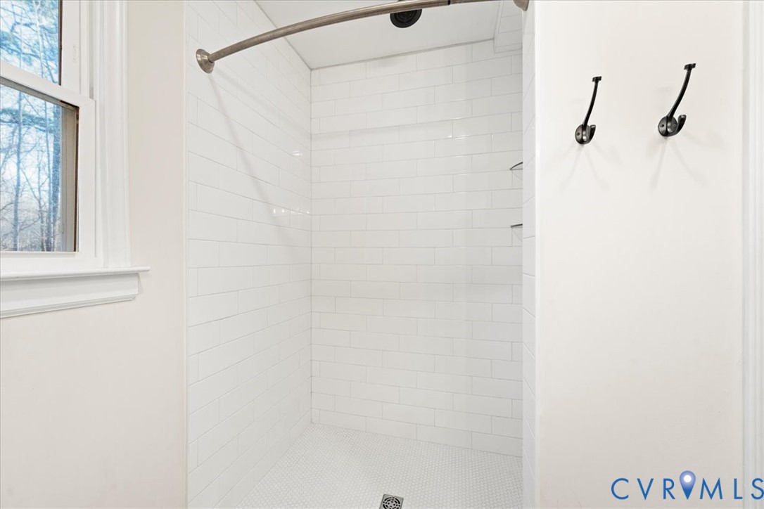 11655 Chatham Road Prince George, VA 23875 - Photo 31 of 48 a bathroom with a shower