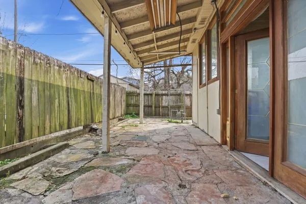 a view of a back yard of the house