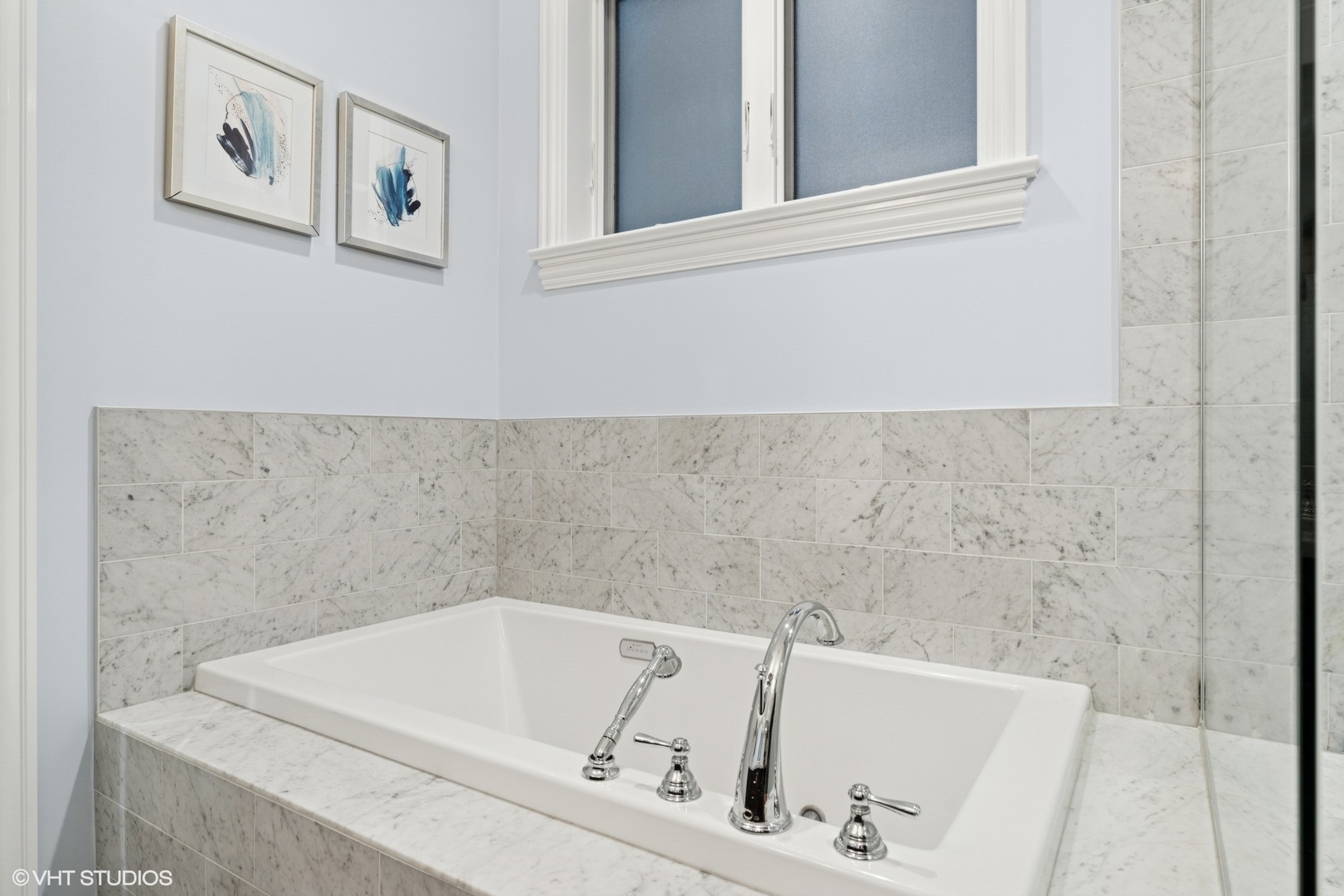 886 West Lill Avenue, Unit 1 Chicago, IL 60614 - Photo 15 of 22 a bathroom with a bathtub