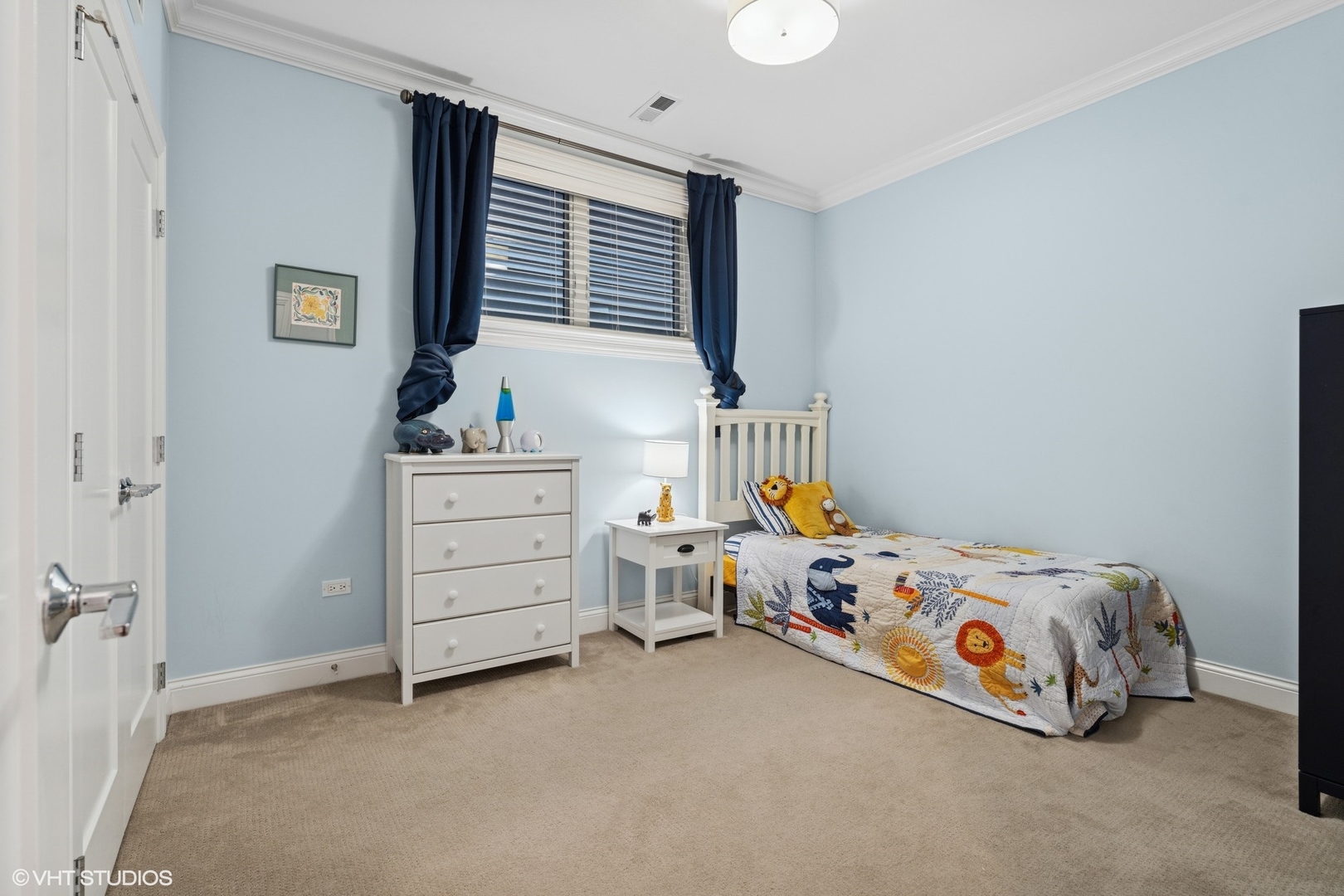 886 West Lill Avenue, Unit 1 Chicago, IL 60614 - Photo 17 of 22 a bedroom with a bed and a window