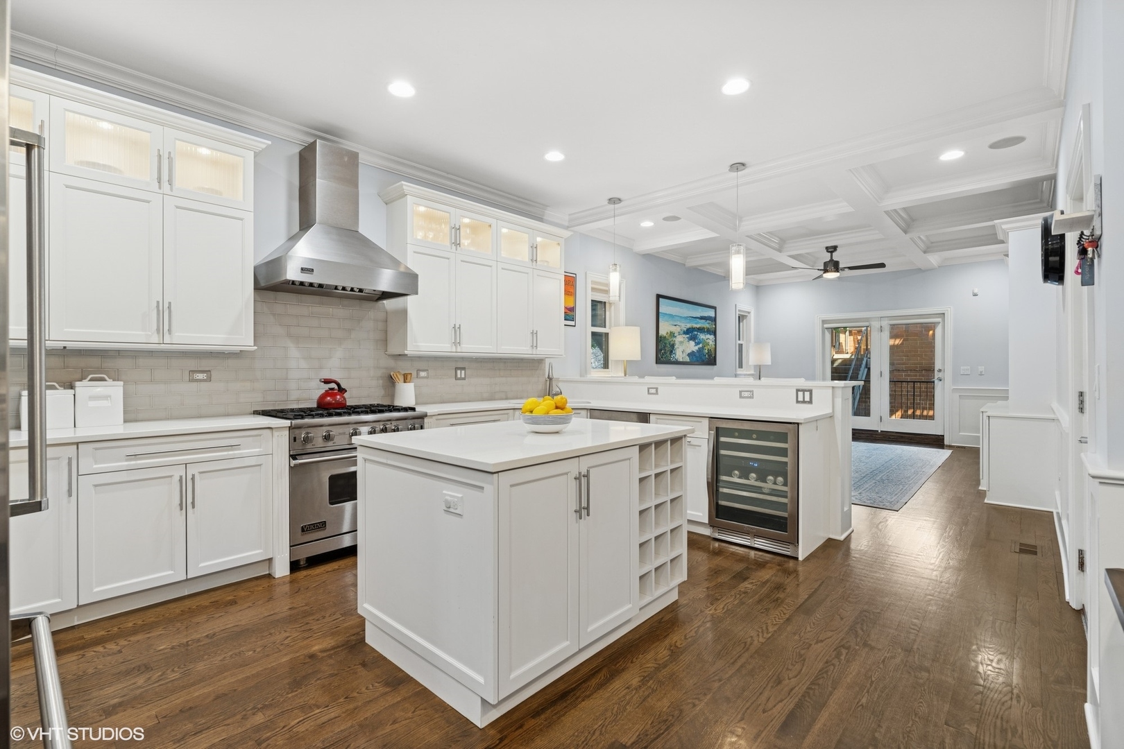 886 West Lill Avenue, Unit 1 Chicago, IL 60614 - Photo 4 of 22 a kitchen with a stove a sink and a refrigerator