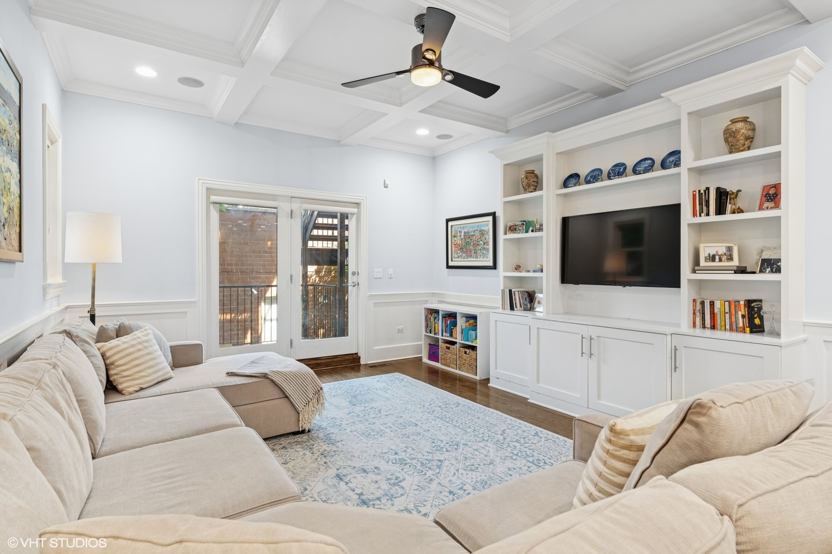886 West Lill Avenue, Unit 1 Chicago, IL 60614 - Photo 10 of 22 a living room with furniture and a flat screen tv