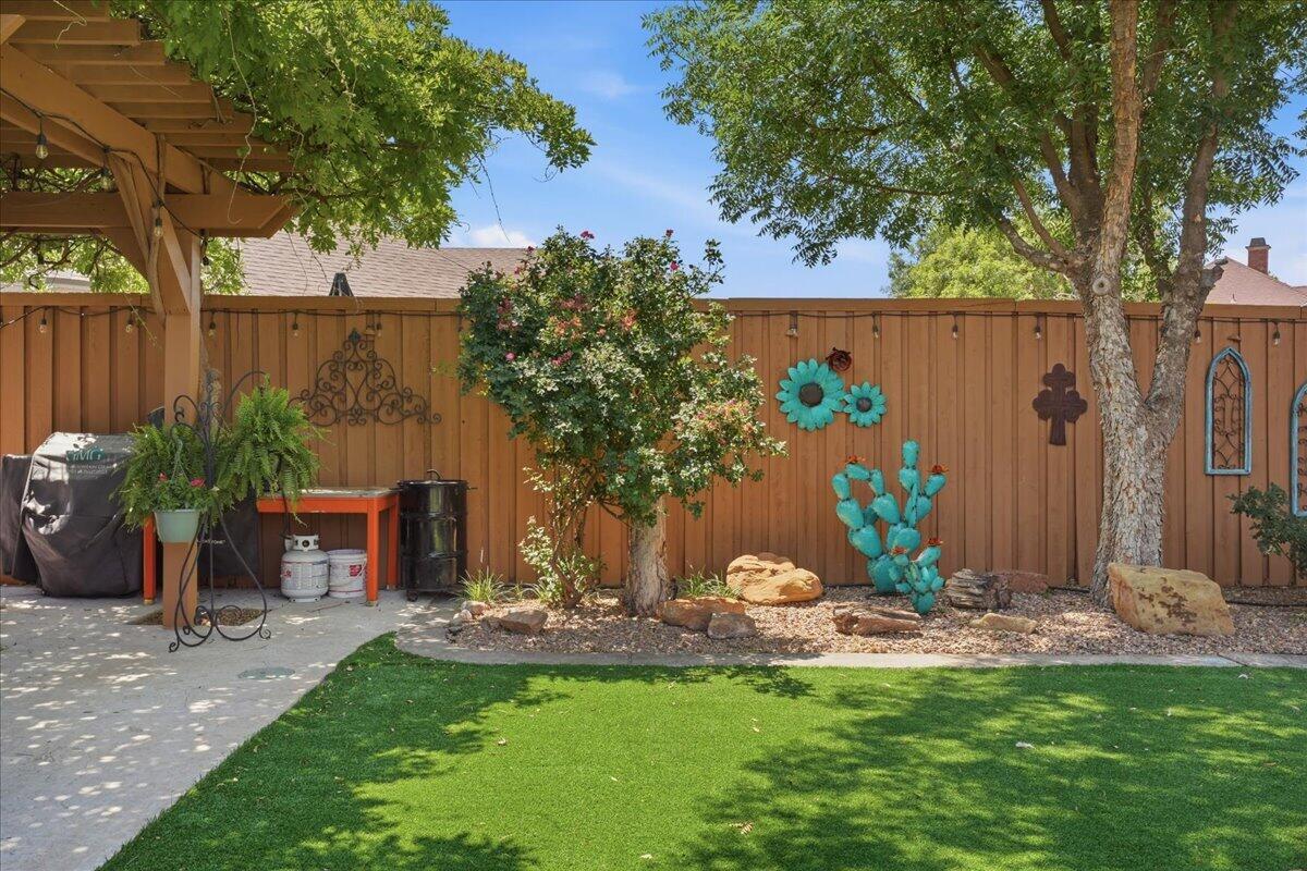 4612 100th Street Lubbock, TX 79424 - Photo 52 of 55 a garden view with a seating space