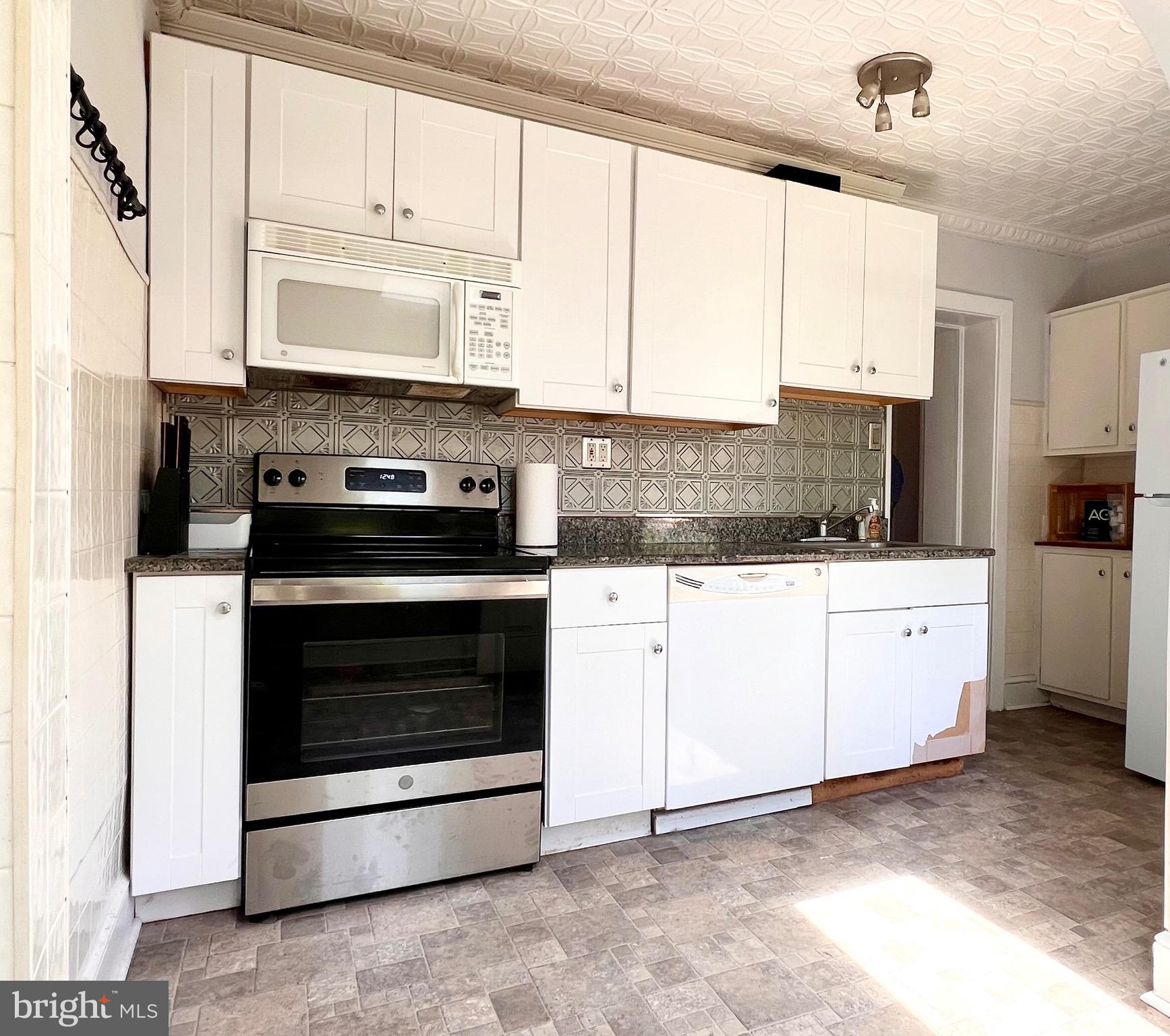 114 Broad Street Spring City, PA 19475 - Photo 8 of 22 Kitche.