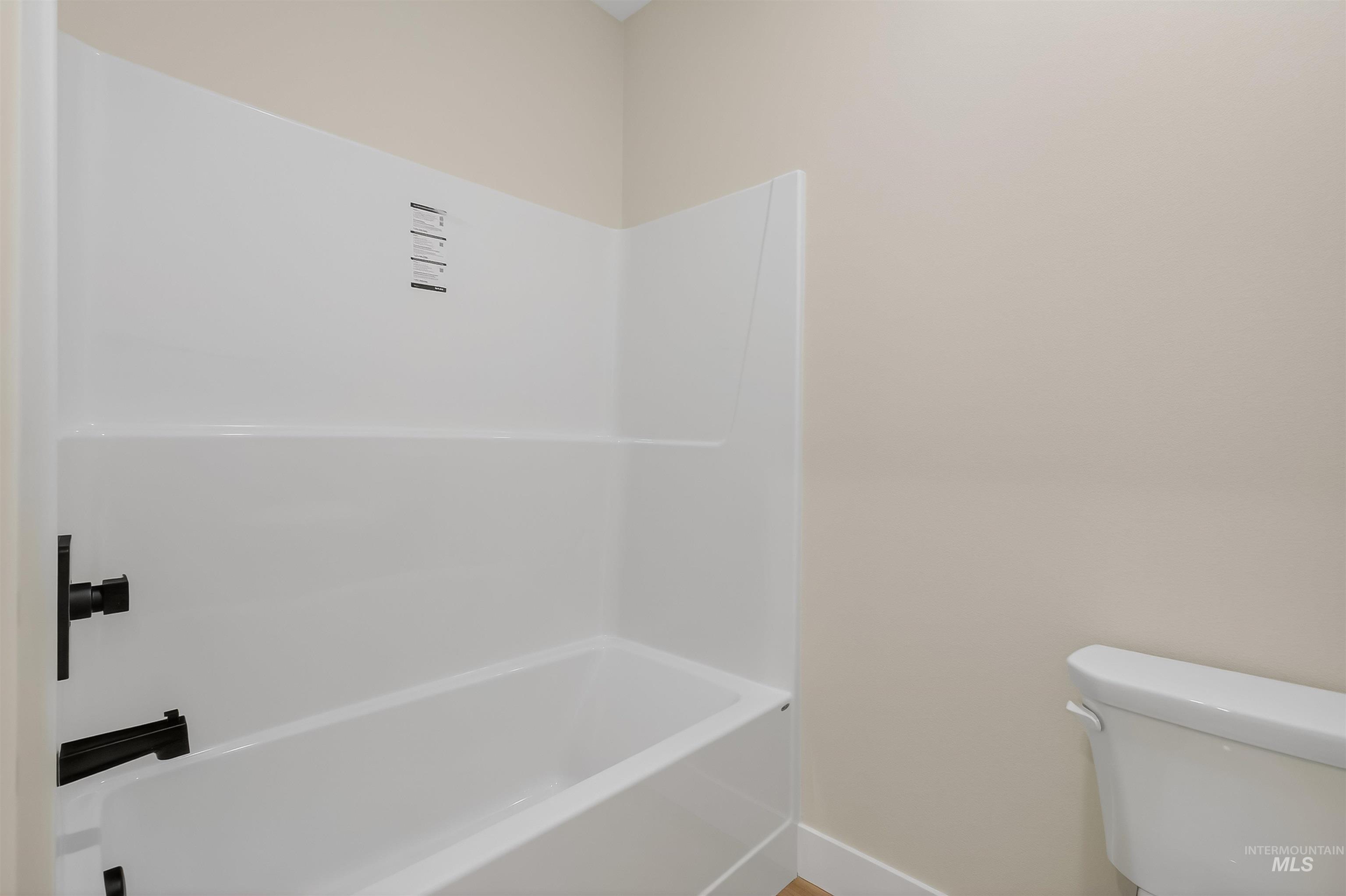 606 Warner Avenue, Unit B Lewiston, ID 83501 - Photo 20 of 38 Full bath featuring toilet and shower / bathtub combination