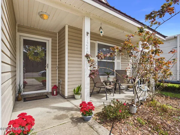 a view of entryway front of house