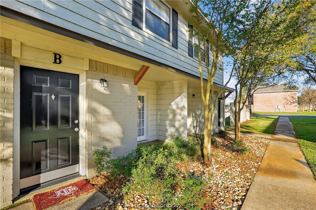 1400 Summit Street, Unit B College Station, TX 77845 - Photo 4 of 28