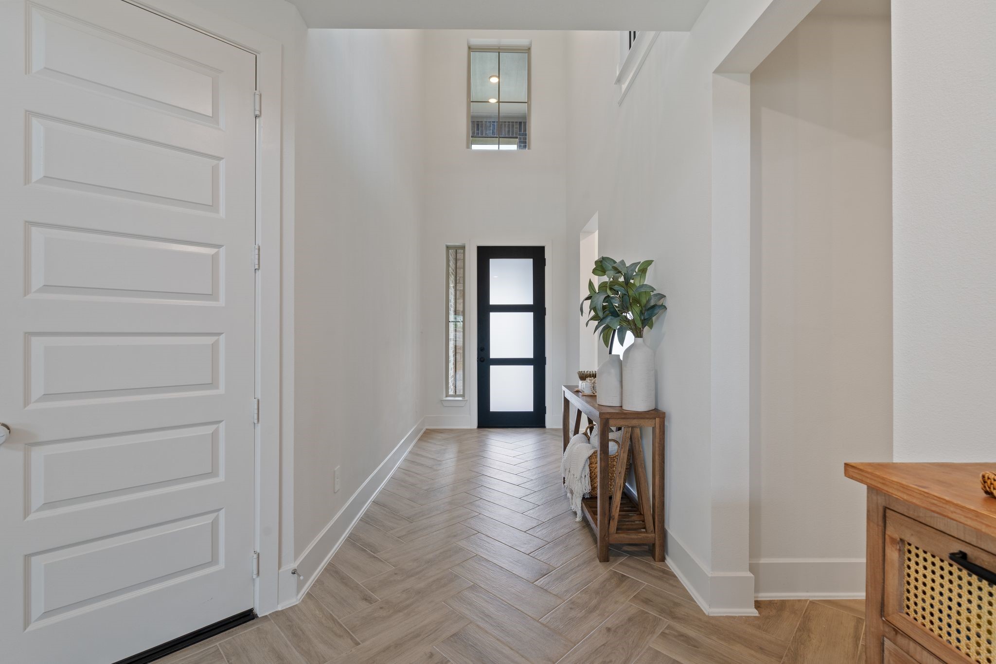 914 Sendero Trail Conroe, TX 77304 - Photo 5 of 50 Open foyer with soaring ceilings filled with natural light!