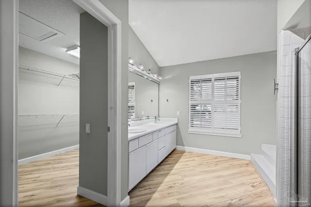 en empty room with ceiling fan and window