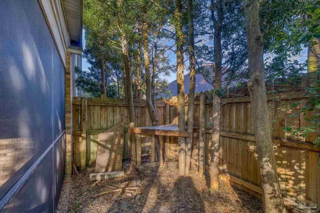 a view of a house with backyard