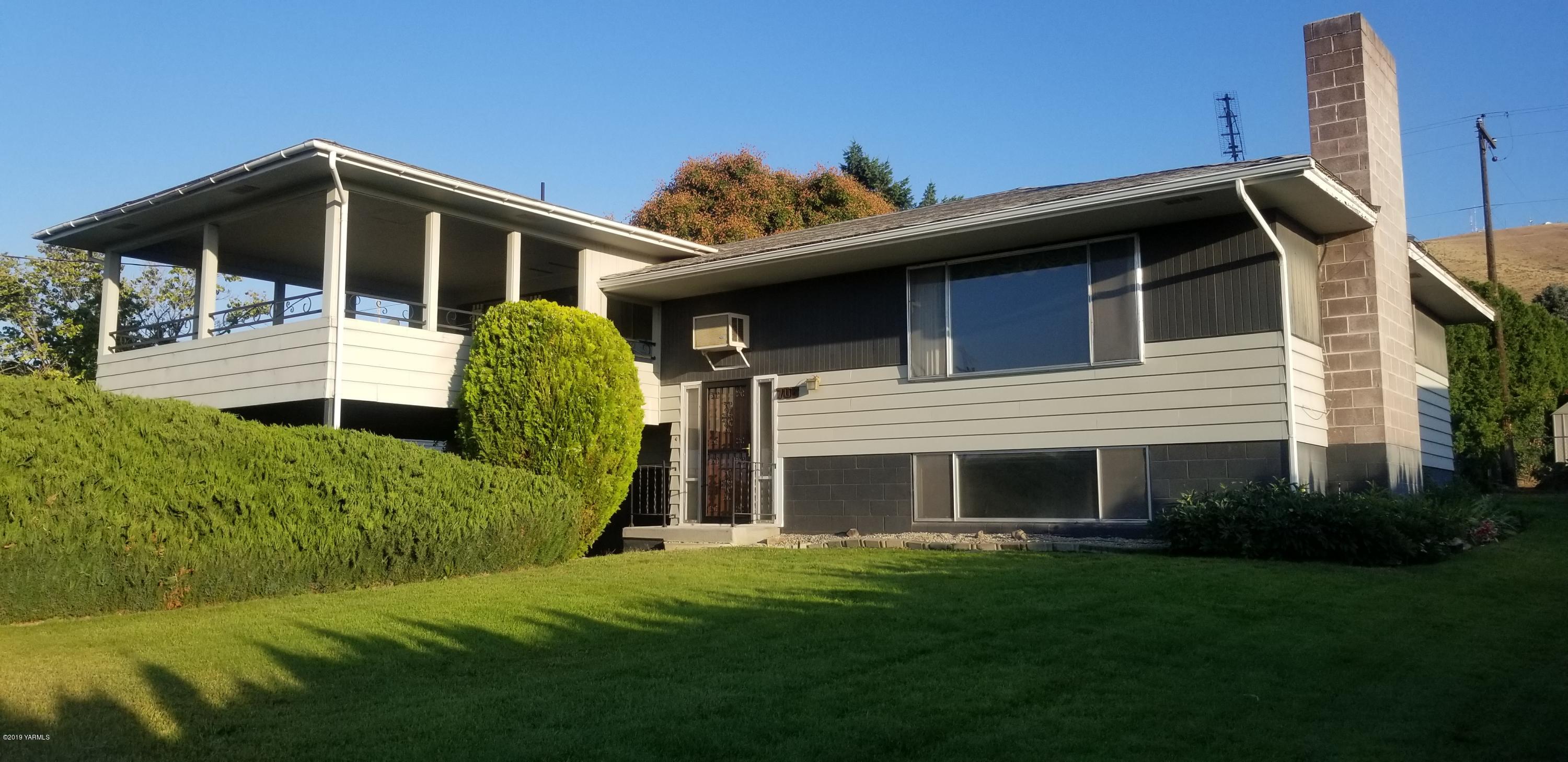 708 Meadowbrook Road Yakima, WA 98903 - Photo 2 of 65 a front view of a house with a garden
