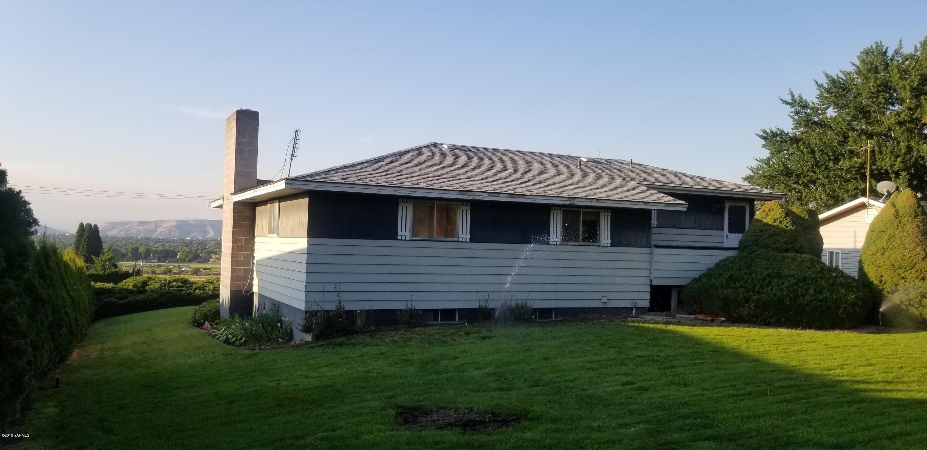 708 Meadowbrook Road Yakima, WA 98903 - Photo 14 of 65 a front view of a house with garden