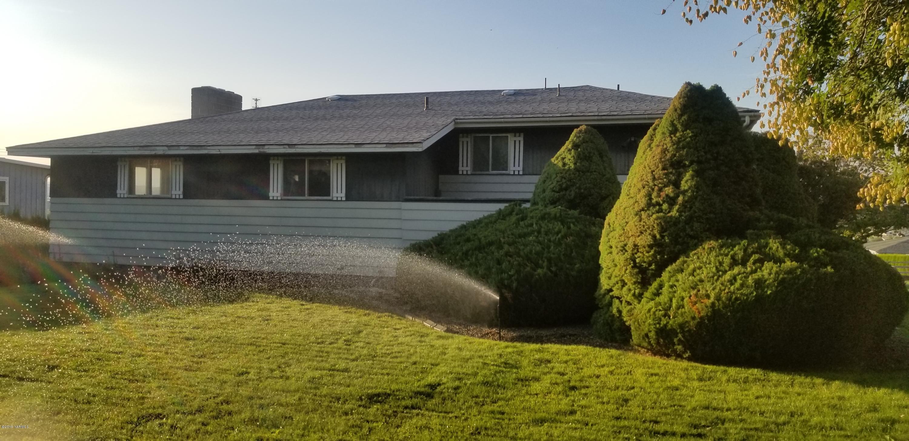708 Meadowbrook Road Yakima, WA 98903 - Photo 15 of 65 a front view of a house with a yard