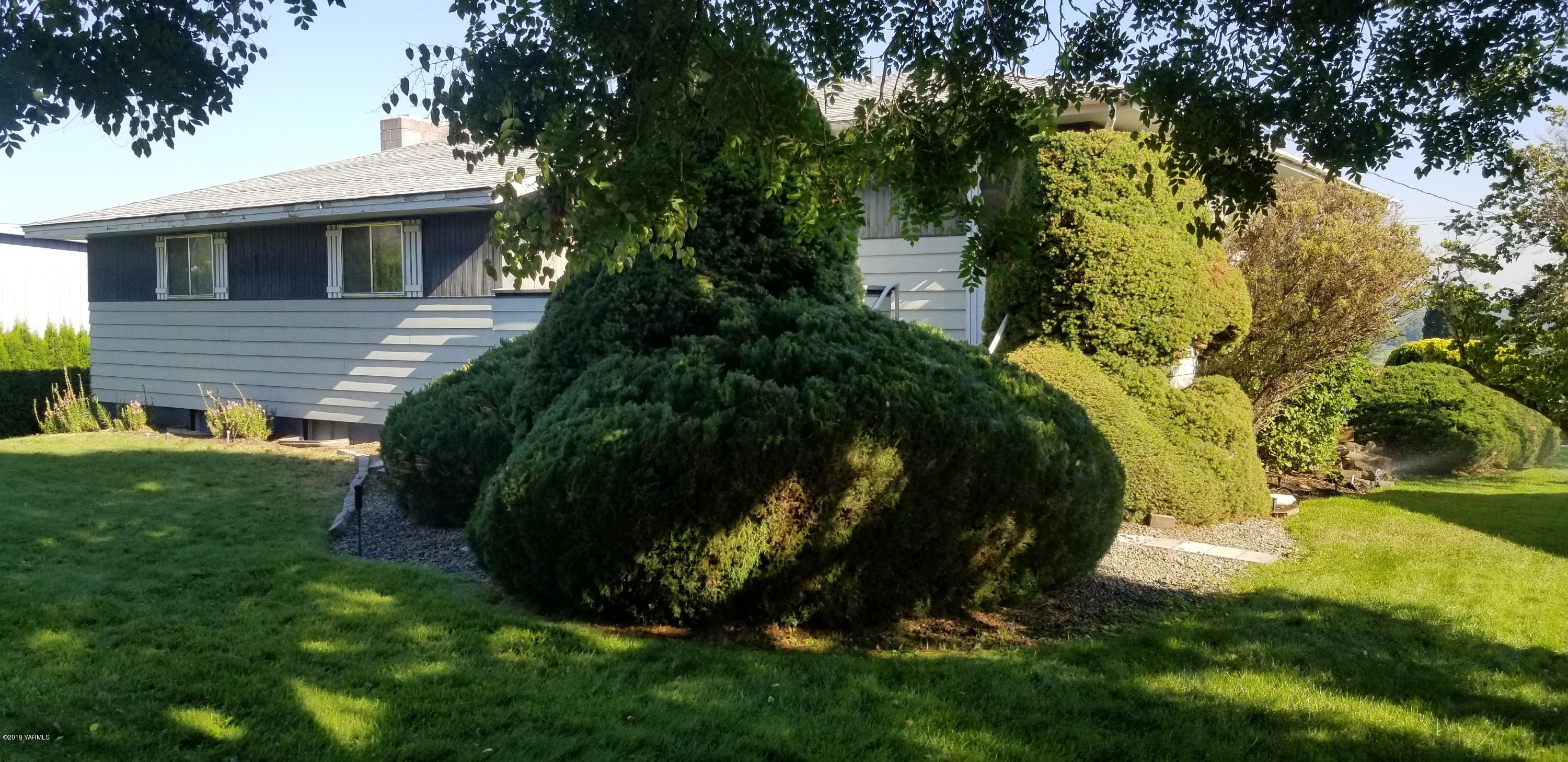 708 Meadowbrook Road Yakima, WA 98903 - Photo 16 of 65 a view of a backyard